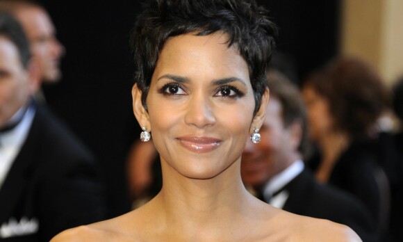 Halle Berry måtte bønnfalle bransjen om å ta henne seriøst: - Vær så snill, la meg få prøve meg